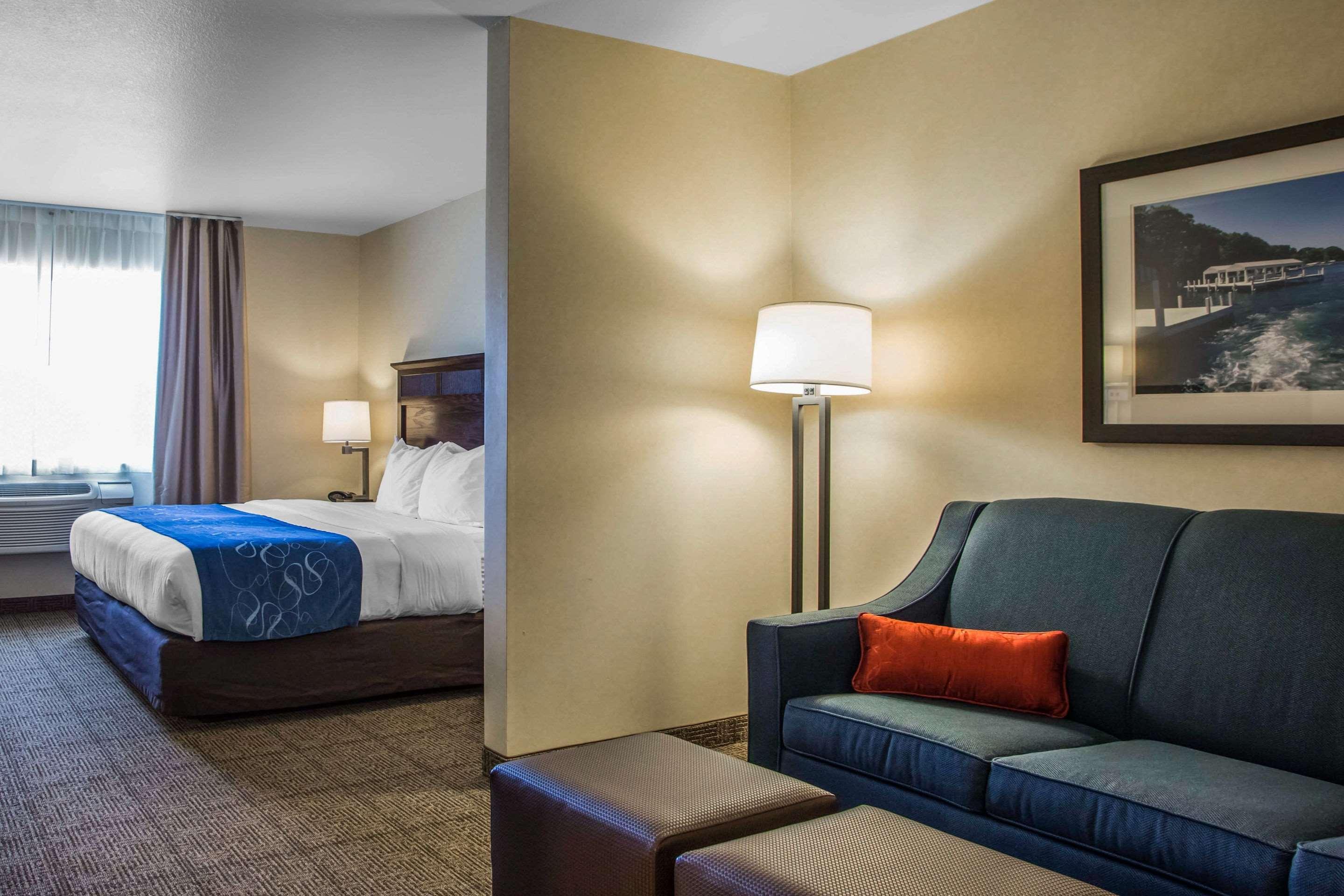 Comfort Suites Lake Geneva East Exteriör bild
