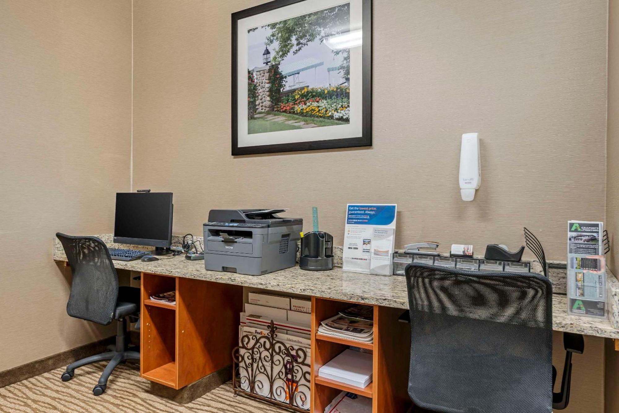 Comfort Suites Lake Geneva East Exteriör bild