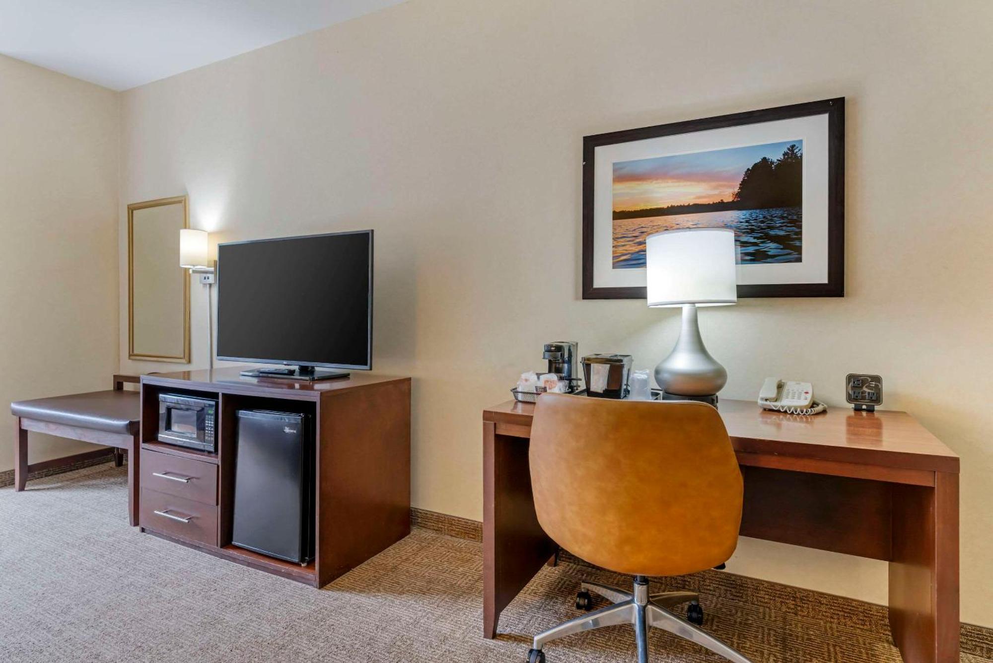 Comfort Suites Lake Geneva East Exteriör bild