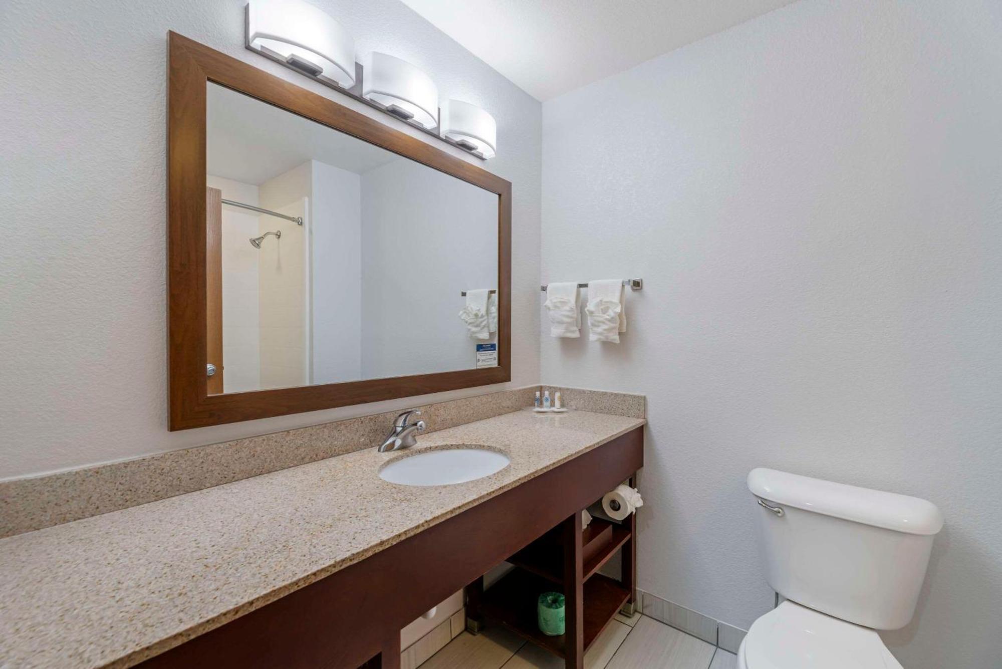 Comfort Suites Lake Geneva East Exteriör bild