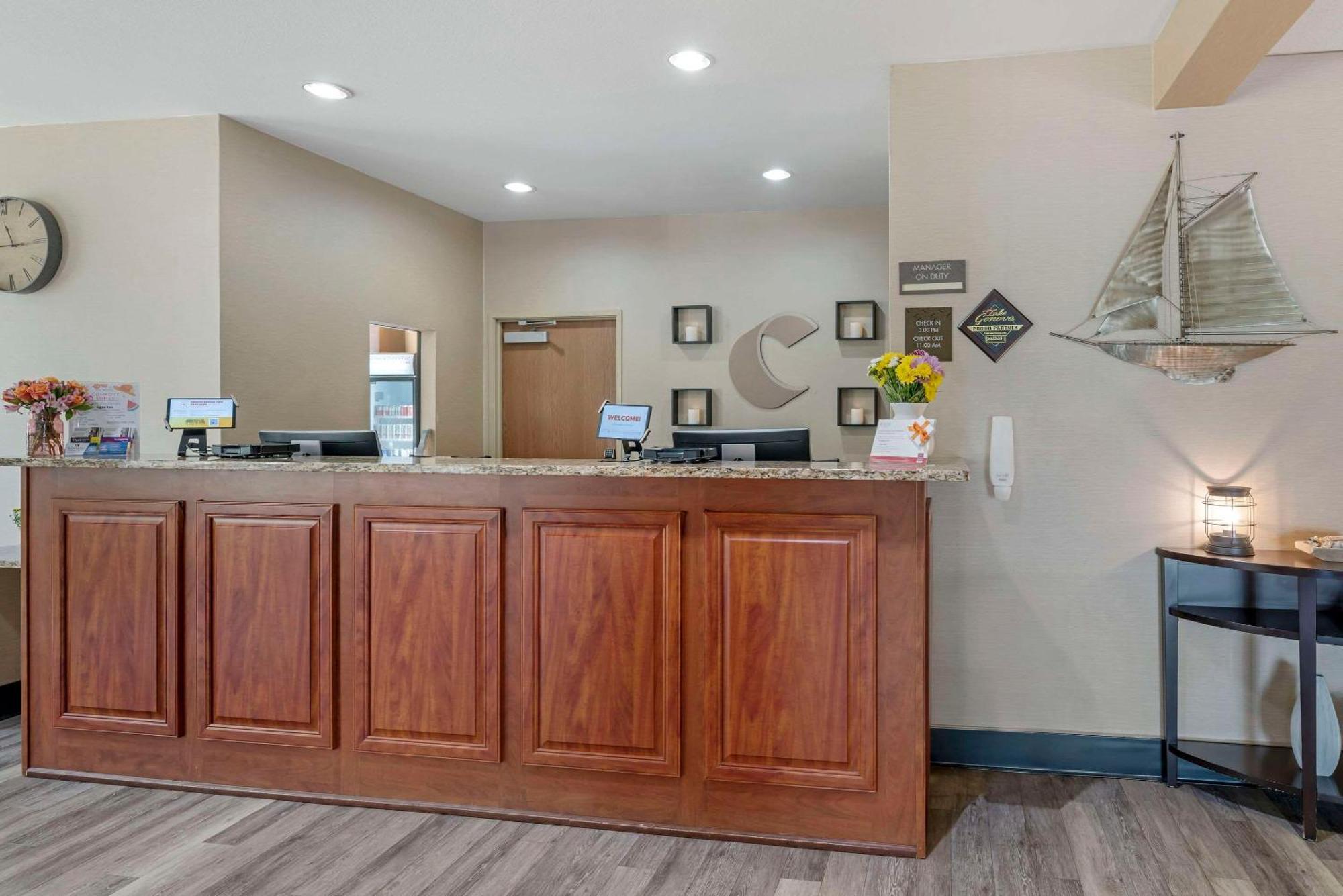 Comfort Suites Lake Geneva East Exteriör bild