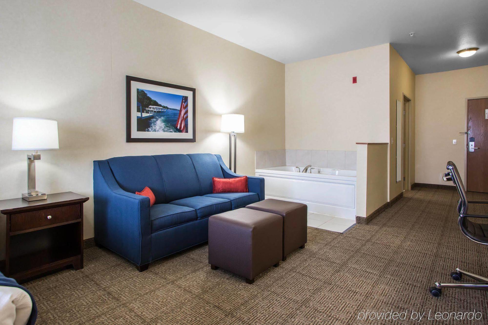 Comfort Suites Lake Geneva East Exteriör bild